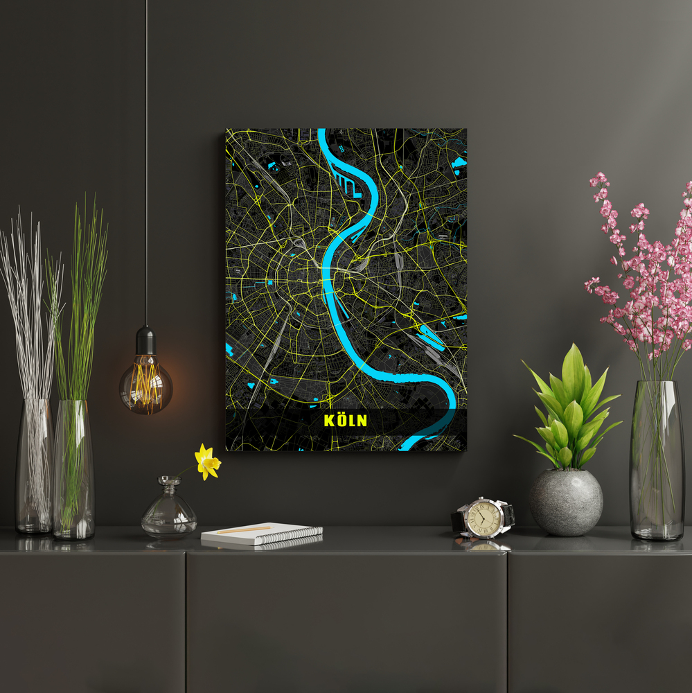 Stadskaart van Keulen in neonkleuren aan een donkere wand boven een dressoir, tussen planten en een hanglamp