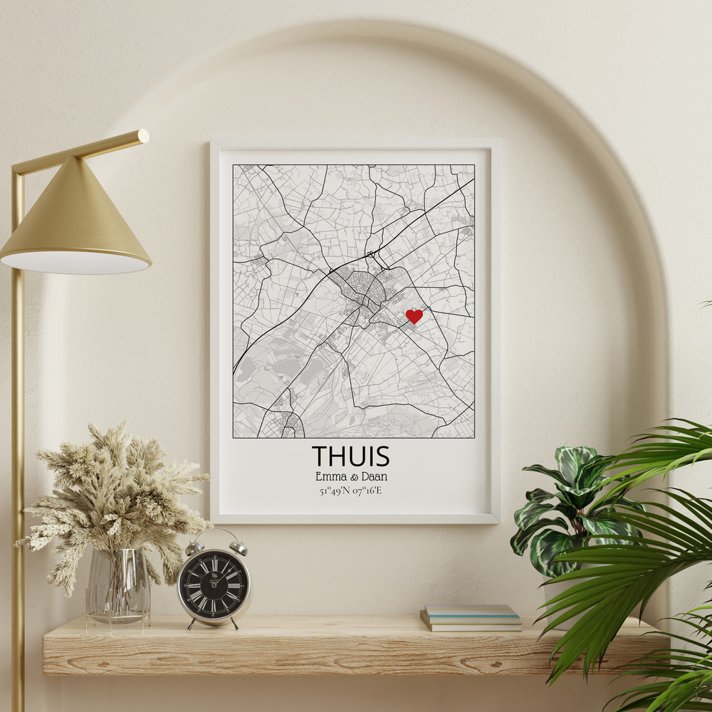 Poster van de woonplaats met rood hartje in witte lijst, in een ronde wandnis boven een houten wandplank