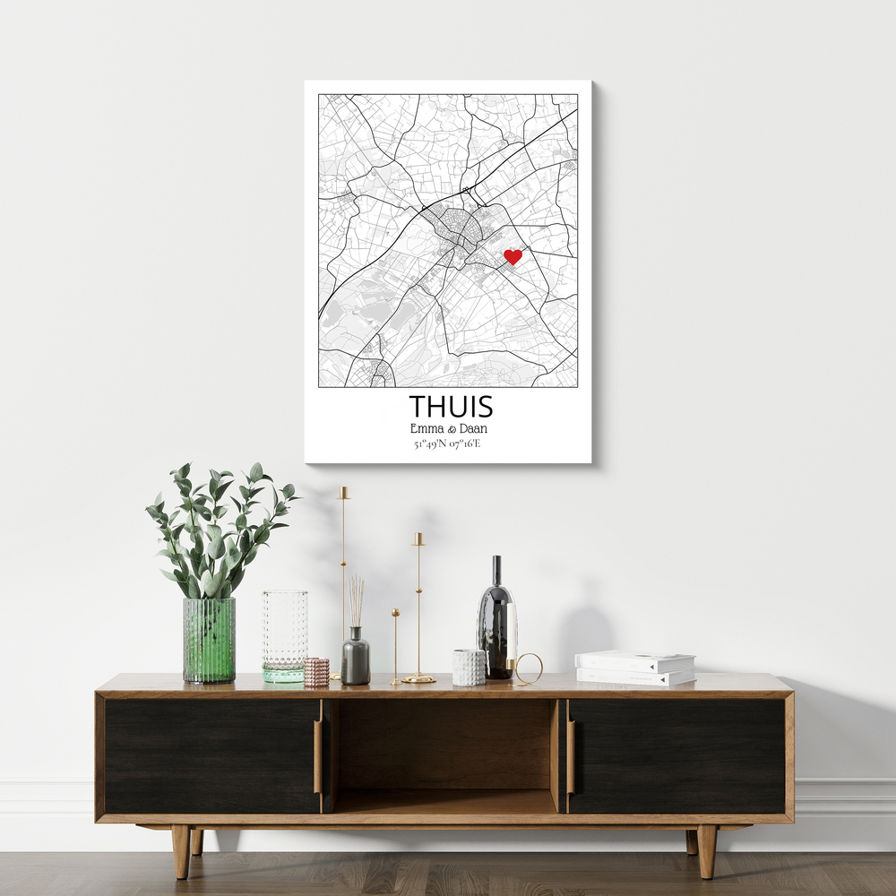 Stadskaart met hartje bij het woonadres, zonder lijst boven een dressoir, een cadeau voor een stel dat gaat samenwonen