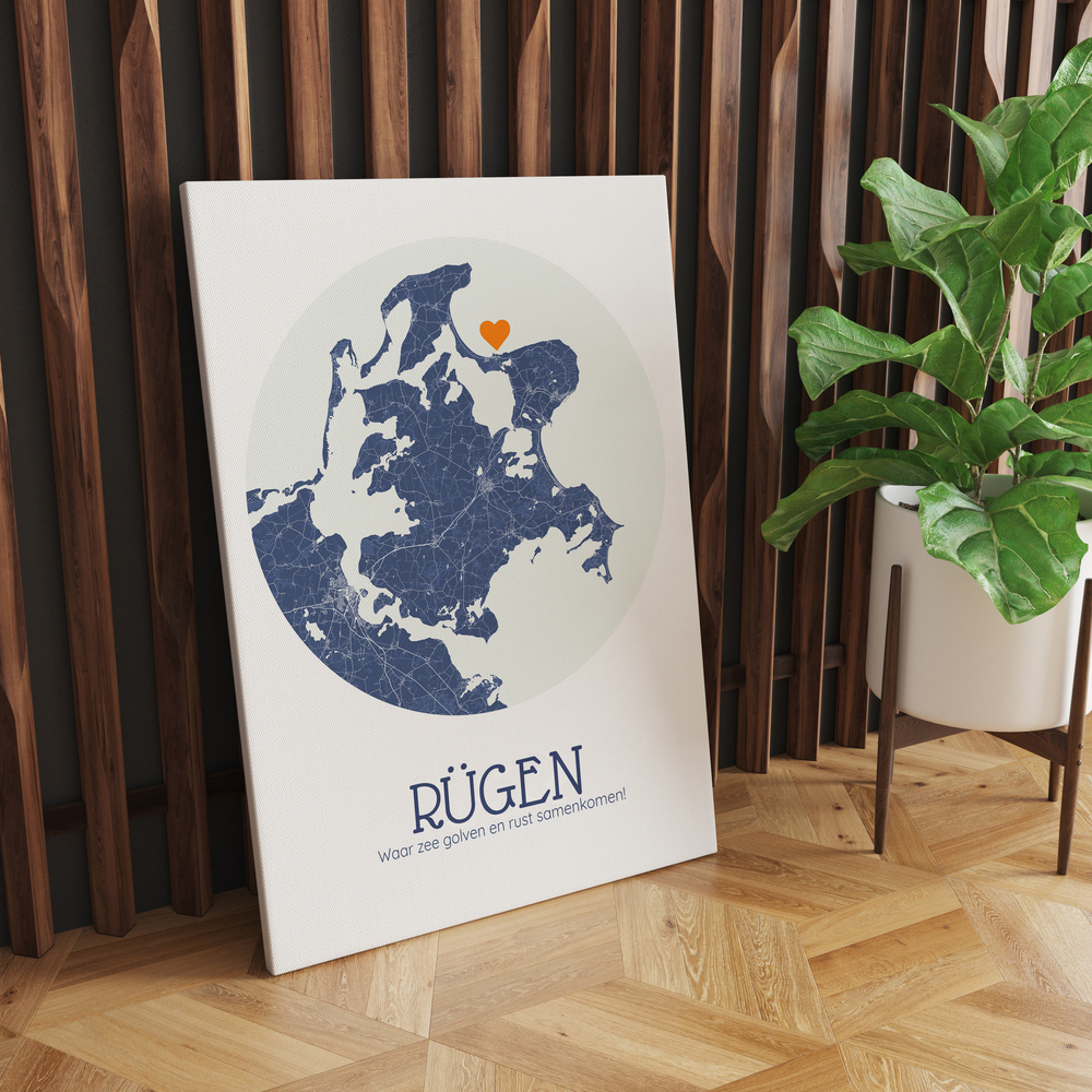 Ronde kaart van Rügen op canvas, op de vloer naast een plant; cadeau voor een stel na een vakantie