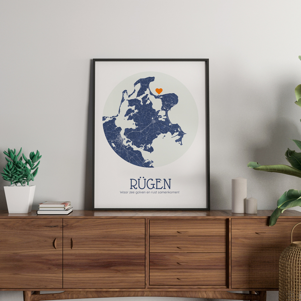 Rügen-poster met ronde kaart in zwarte lijst op een houten dressoir, een vakantiecadeau voor het gezin
