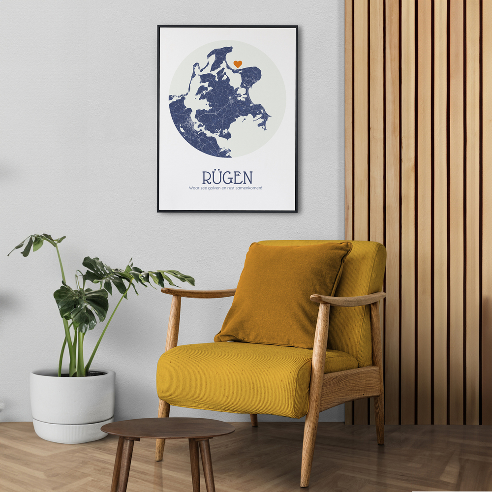 Ingelijste poster met ronde blauwe kaart van Rügen en oranje hartje, boven een gele fauteuil naast een houten wand